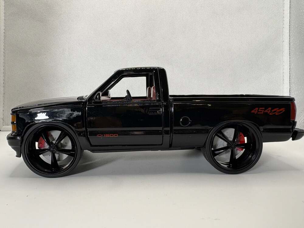 Motor Max 1/24 Scale 1992 Chevrolet 454SS Pickup Truck Custom Edition
